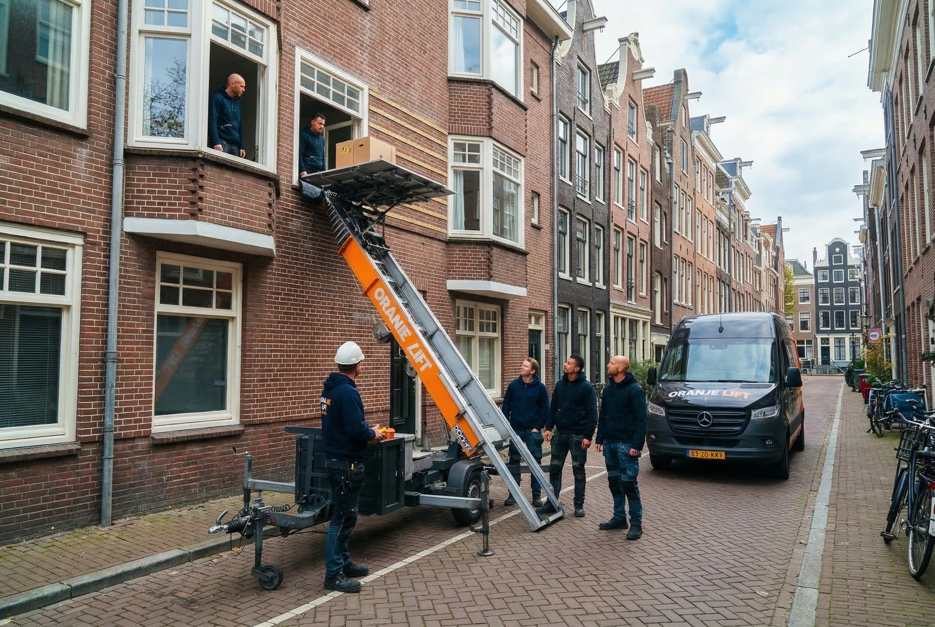 Verhuislift in actie bij verhuizing in Den Haag