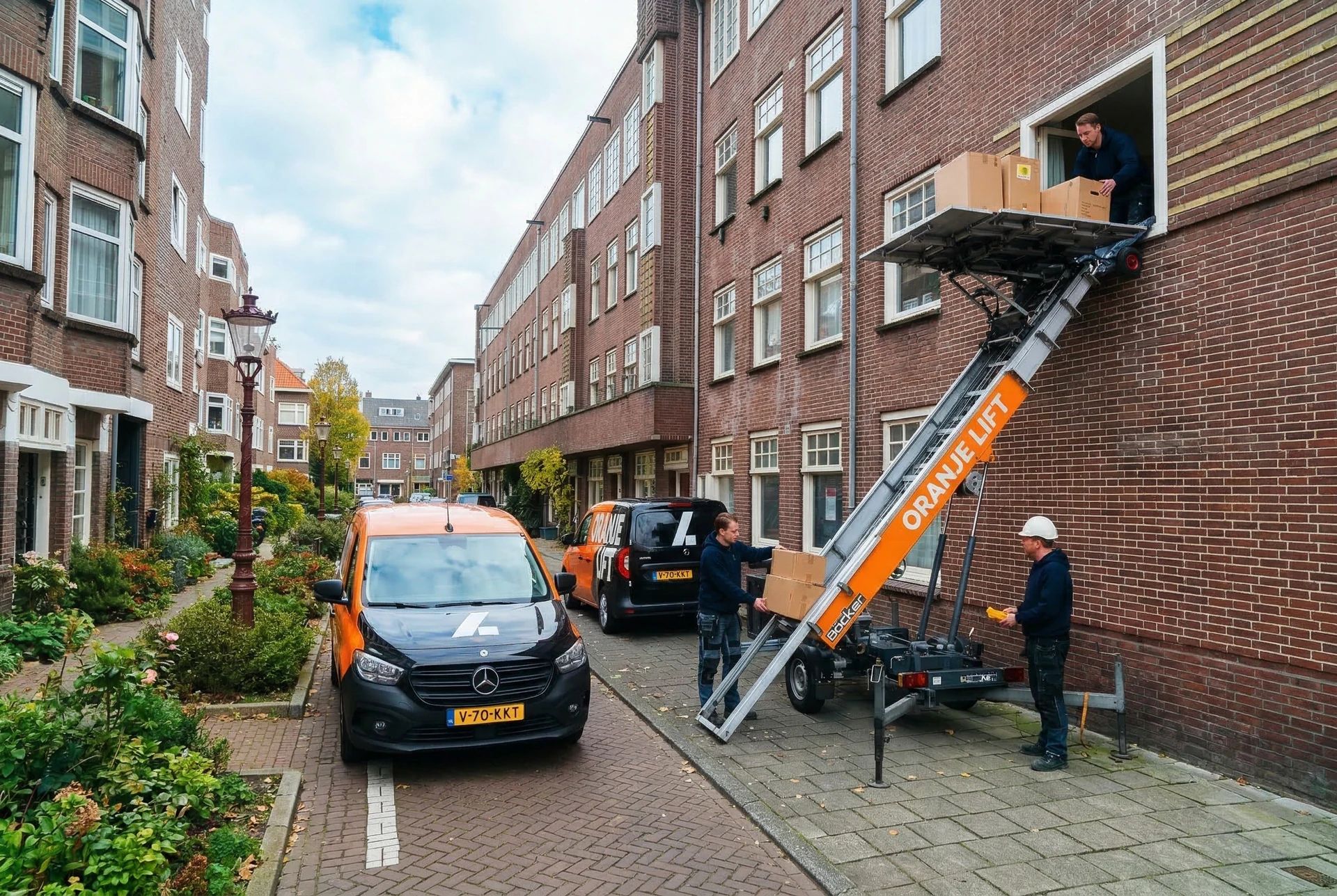 Aanhangerlift geplaatst in een smalle straat in Den Haag