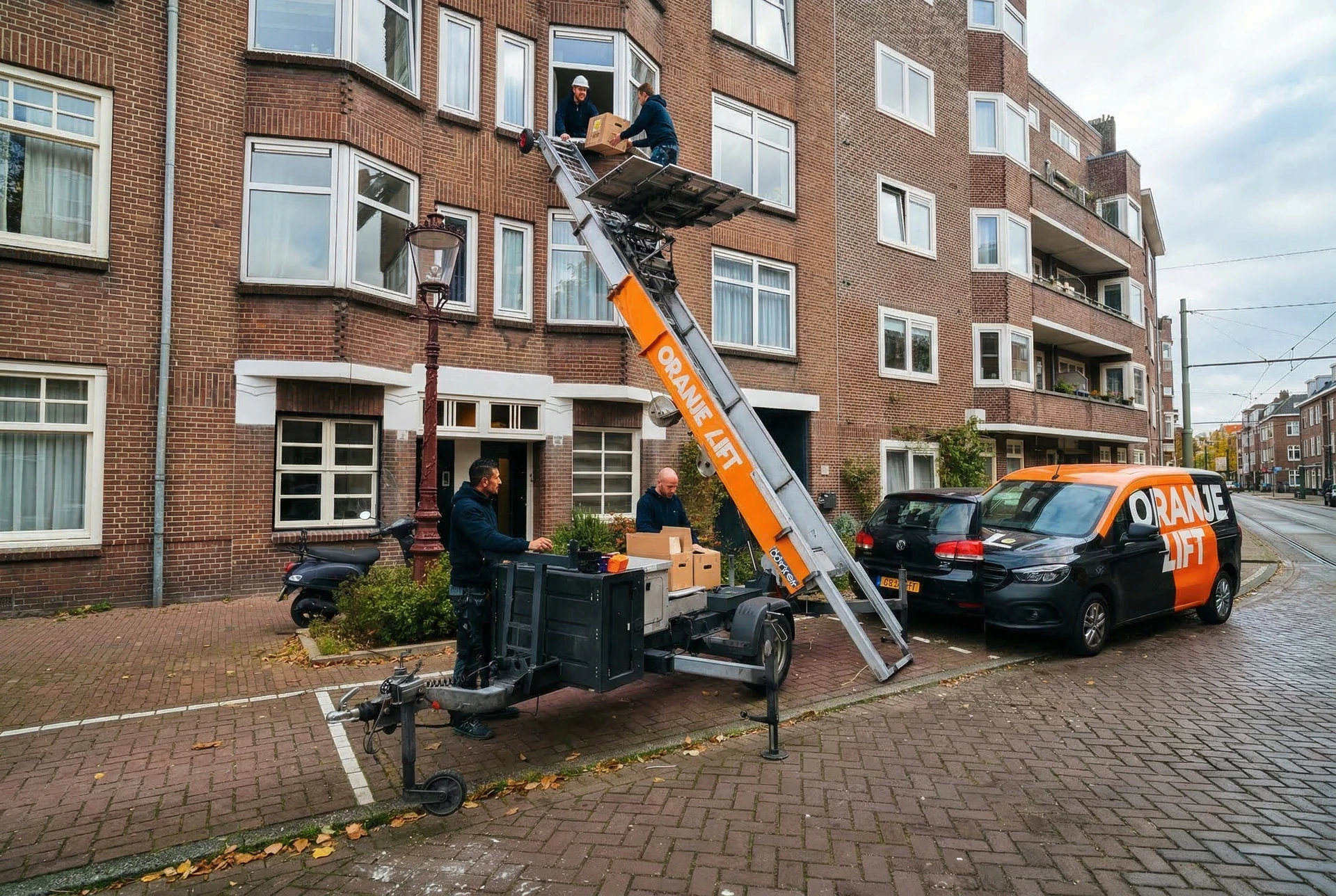 Verhuislift in actie bij woning in Den Haag